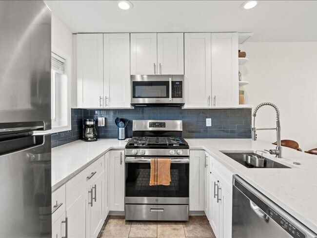 Building Photo - Distinctive Two Bedroom Beauty in Deanwood