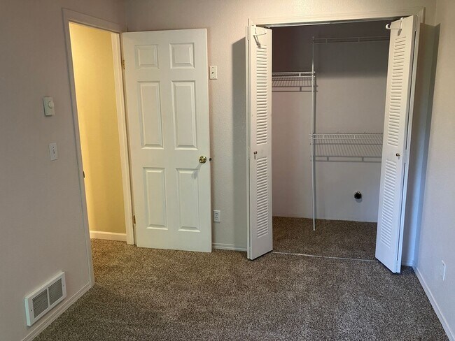 Building Photo - 3096 Deering Dr NW