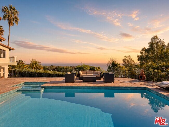 Building Photo - 3909 Villa Costera