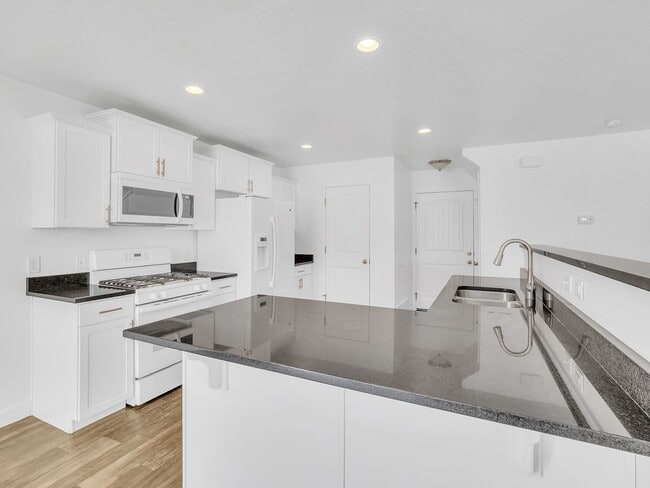 Building Photo - Beautiful 3-bedroom, 2-bath townhome