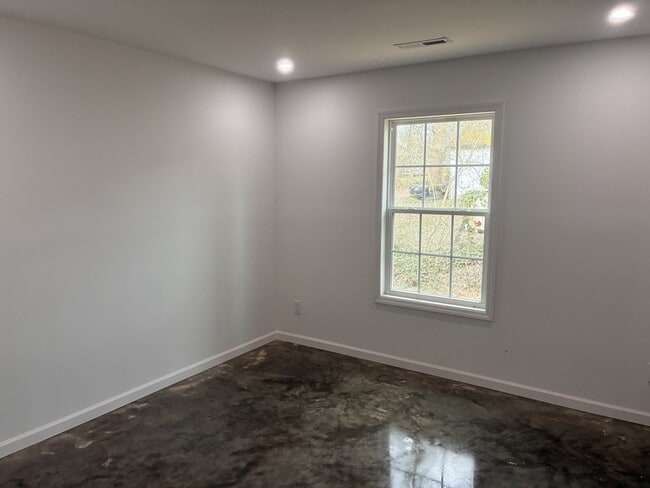 Building Photo - 408 Elm St