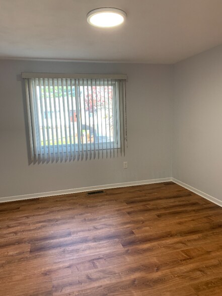 Building Photo - 14 Ferncrest Dr