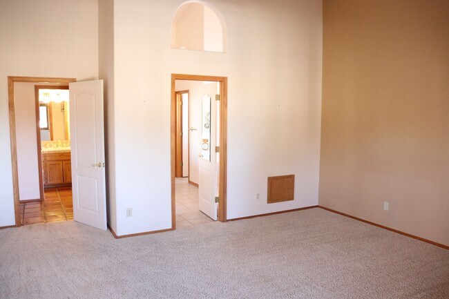 Building Photo - Golf Course Location