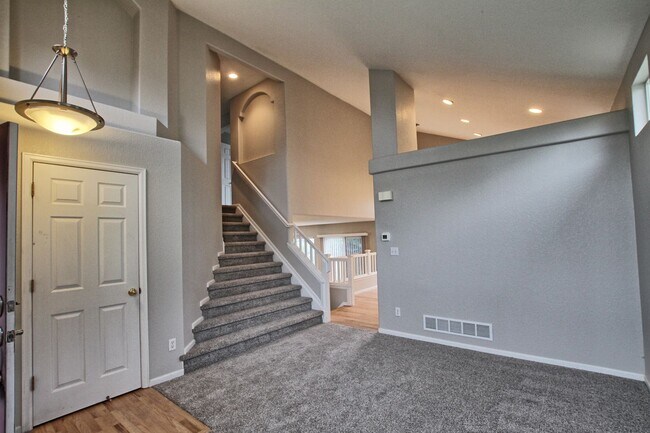 Building Photo - 4 bed 3.5 bath open & bright Bradbury Ranc...