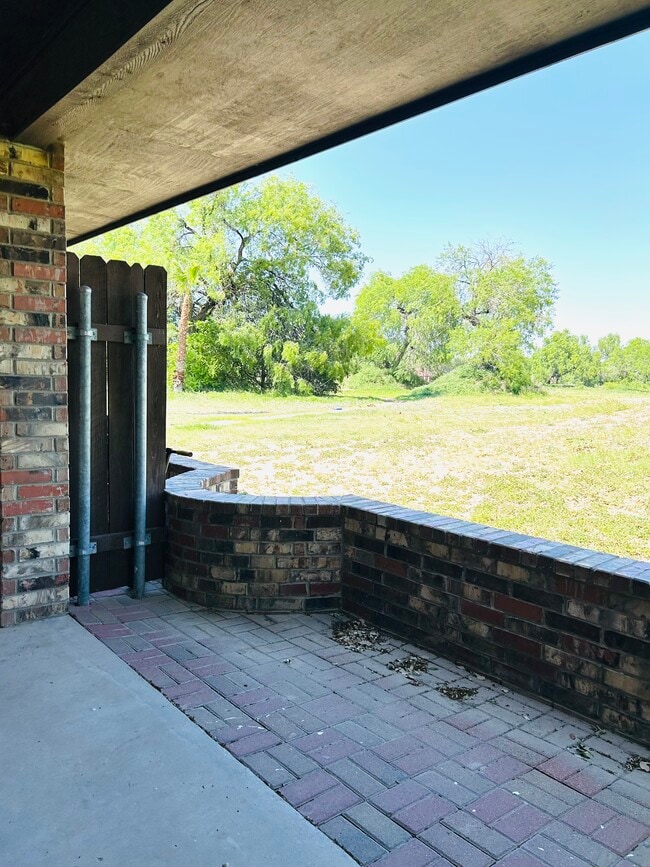 Building Photo - 1514 River Bend Dr