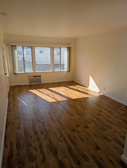 living room - 4427 Cartwright Ave