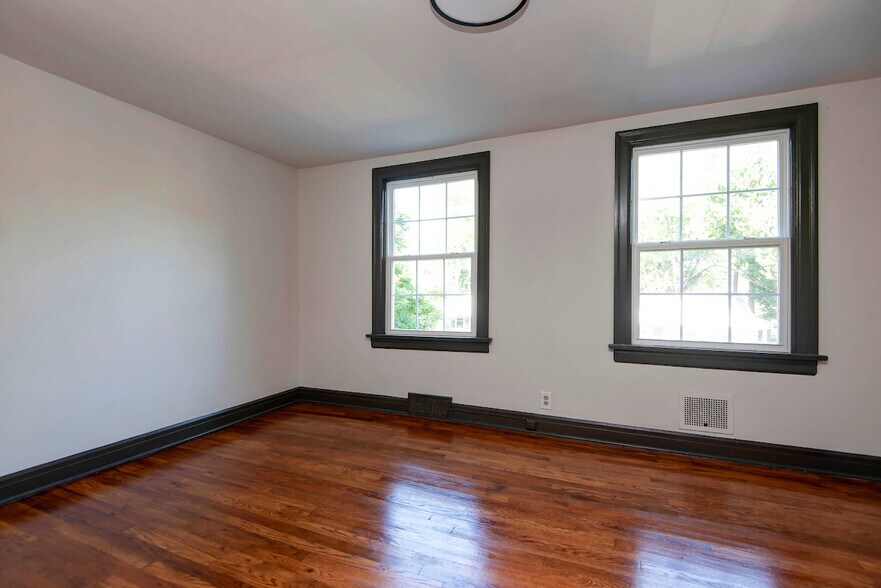 Building Photo - 1328 S Florence Ave