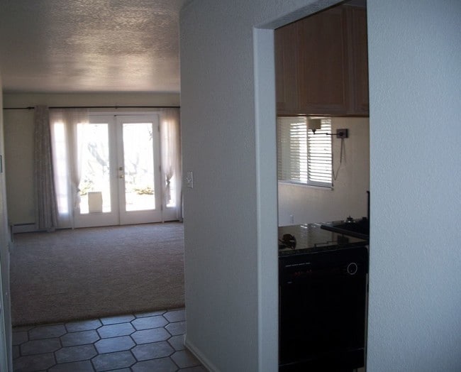 Building Photo - 251 E. Gloucester Cir