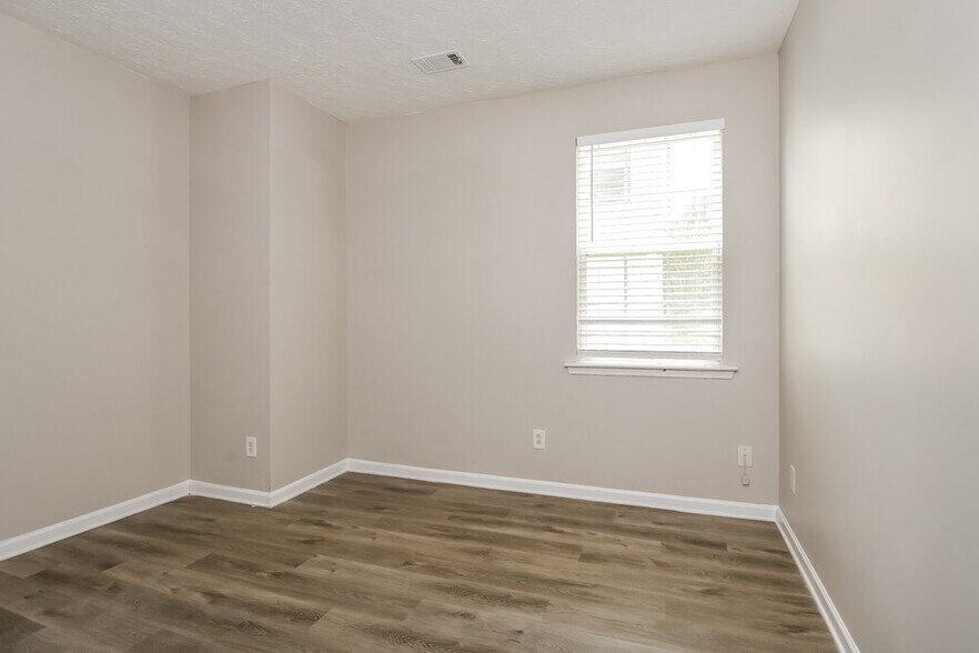 Building Photo - 2110 Valley Creek Dr