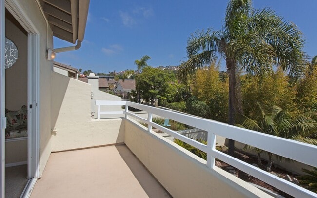 Building Photo - Gorgeous Townhome in Laguna Del Mar Community!