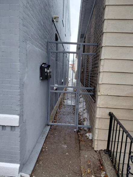 Building Photo - 1018 W 32nd Pl