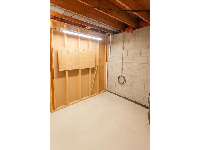 Building Photo - 9 Heights Rd NE