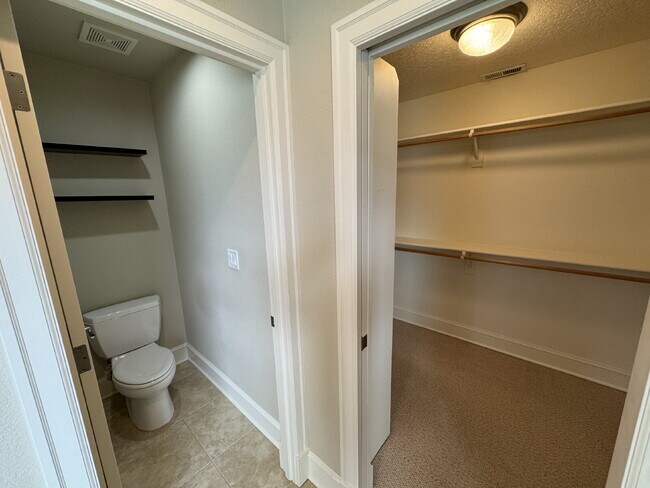 Building Photo - 4 Bedroom - 2 1/2 Bath Tualatin Home