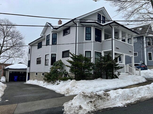 Building Photo - 14-16-16 Richardson Ave