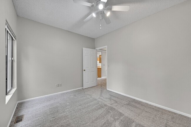 Building Photo - $1,850.00, 2 bed, 2 bath, located in Color...