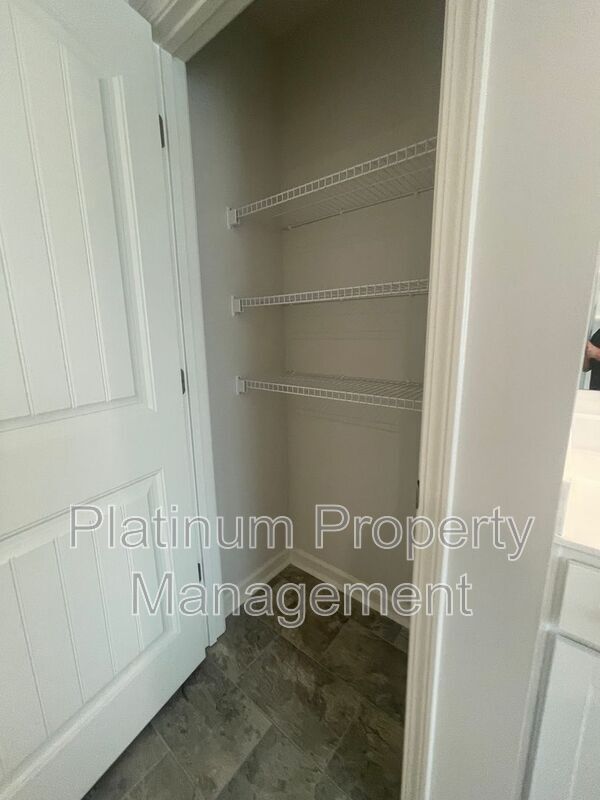 Building Photo - 551 Stoneybrook Dr