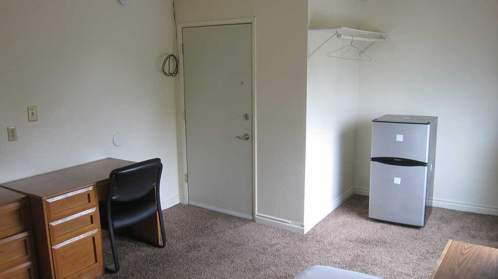 room is cable and internet ready - 612 E 14th Ave