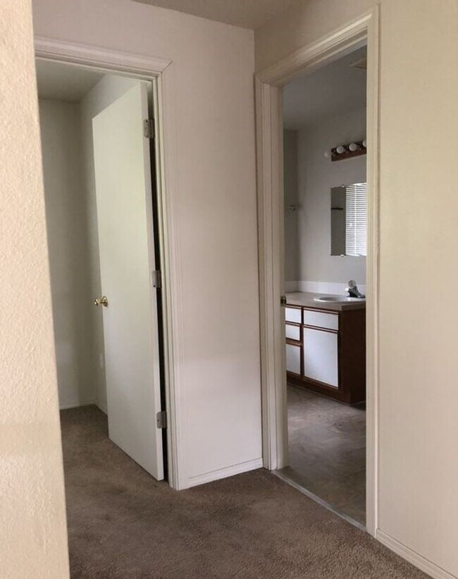 Building Photo - Large 2 bed 1.5bath townhouse with Garage