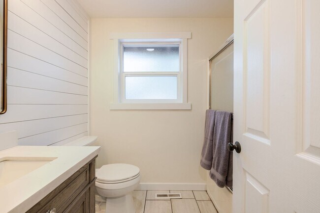 Building Photo - 3BR Furnished NW Bend Home