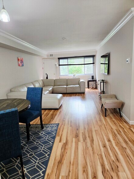 Building Photo - 199 Pointe Cir N