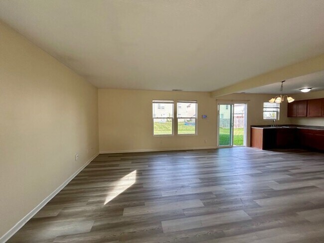 Building Photo - Beautiful 4 bedroom 2.5 bath 2 story home ...