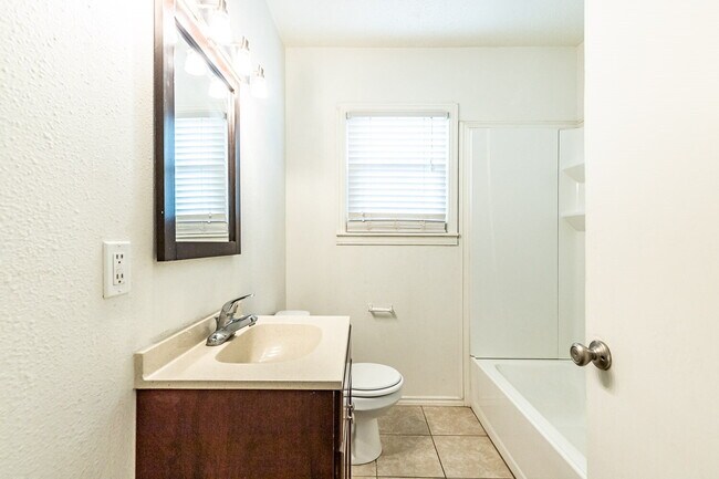 Building Photo - Charming & Cozy 2-Bedroom Oasis