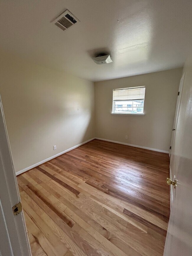 Building Photo - 3 Bedroom and 1.5 Bathroom