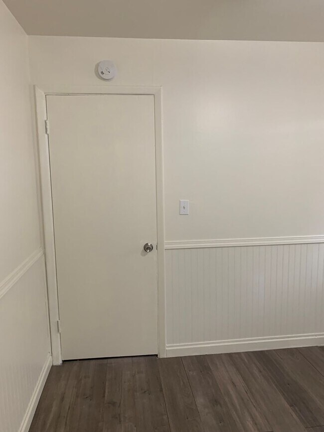 Building Photo - 2 Bedroom House