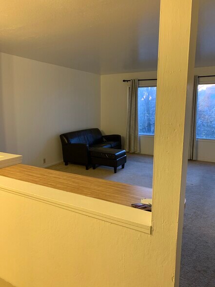 Building Photo - 455 Crescent St
