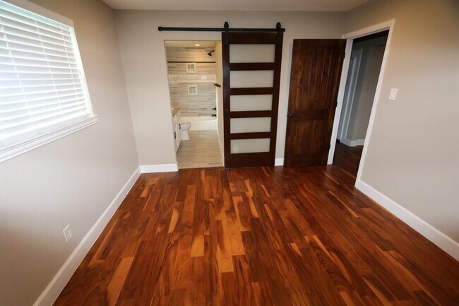 Building Photo - 2427 Droxford Dr