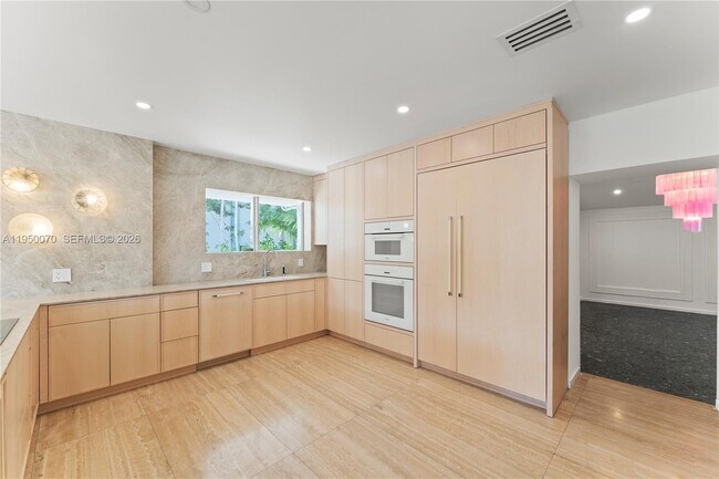 Building Photo - 1250 NE 87th St