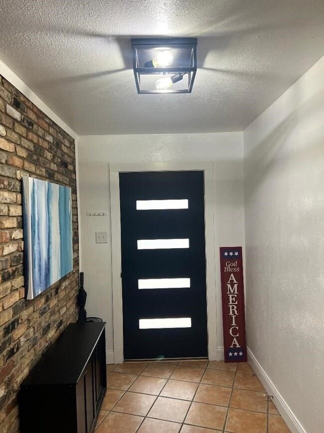 Building Photo - 2907 Redbud Ave