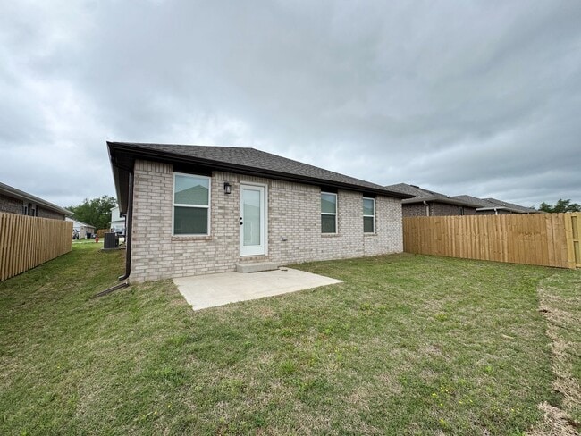 Building Photo - BRAND NEW 4 bedroom 2 bath home in Prairie Grove