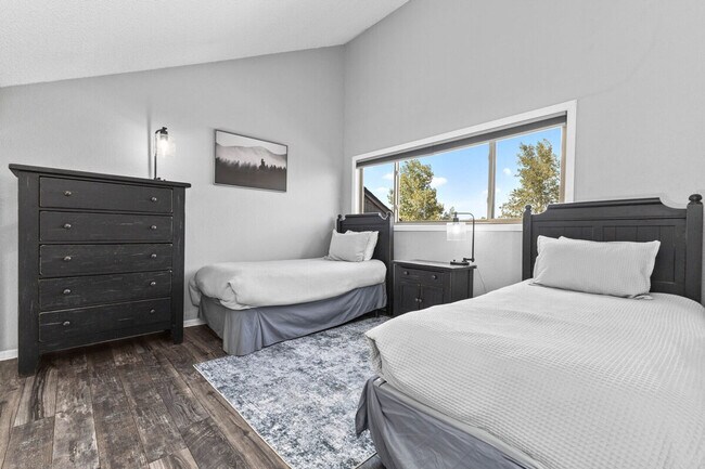 Building Photo - 2875 Village Dr
