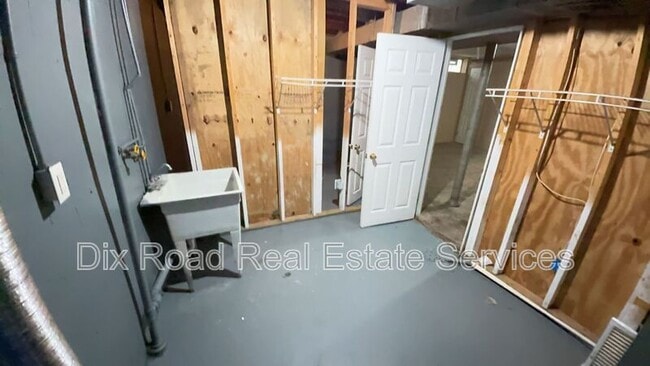 Building Photo - 921 Millikin St