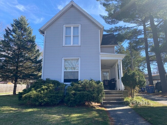 Building Photo - 1 Bed / 1 Bath Upstairs Unit with Private Balcony – Riverside Gardens