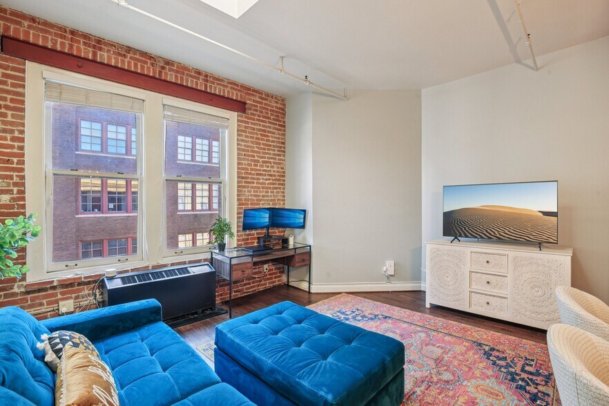 Building Photo - 308 W 8th St