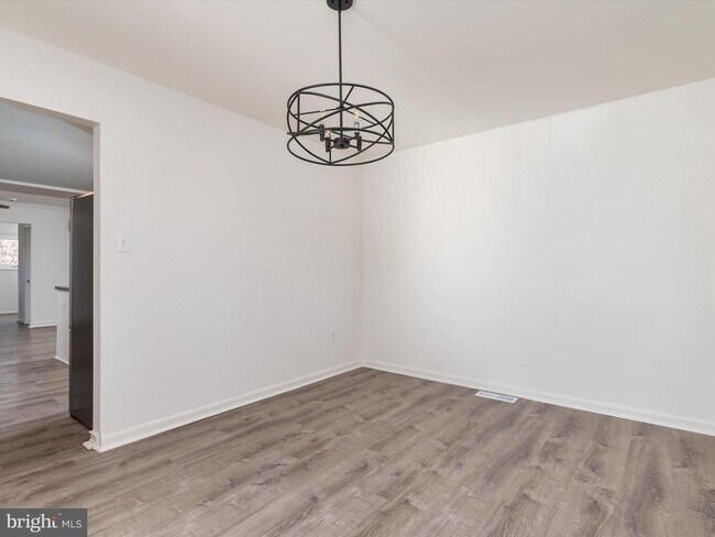 Building Photo - 402 S Cherry Grove Ave