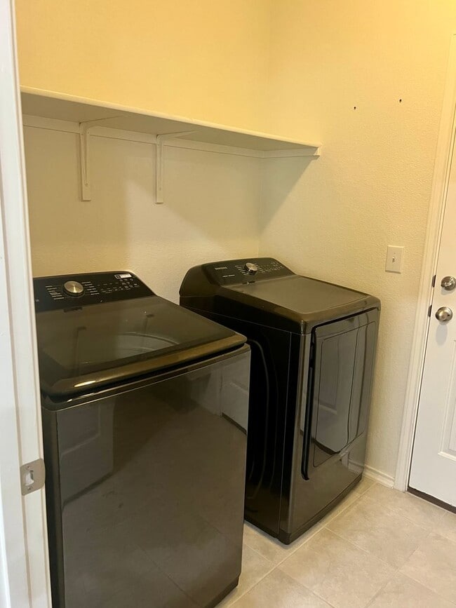 Building Photo - Large 5 Bedroom Home on Corner Lot