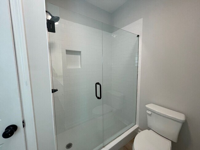 Building Photo - 5 Bed Home Available August 2026!