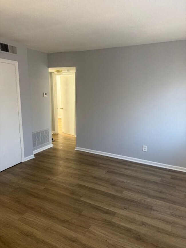 Building Photo - Absolutely Adorable two bedroom is move in ready!