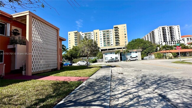 Building Photo - 3670 SW 10th St