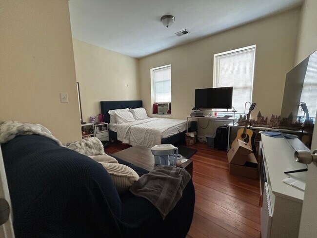 Building Photo - 191 Boylston St