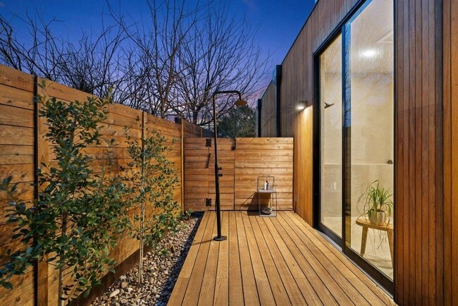 Building Photo - 910 W Johanna St