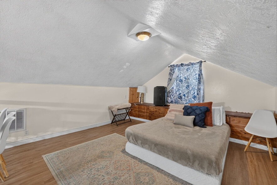 Building Photo - 471 W Elm St