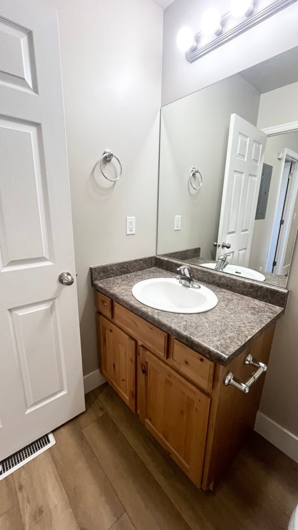 Building Photo - 3 Bedroom/2.5 Bathroom Townhome in Riverton