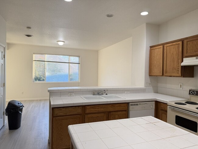 Building Photo - 3 Bedrooms Townhouse for Rent