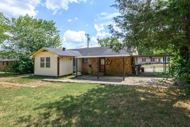 Building Photo - Newly Updated Home Just Minutes From Downtown Nashville