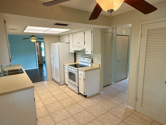 Building Photo - Beautiful Palm Harbor 2/2 Located on Peace...