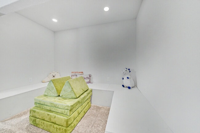 Building Photo - 6339 Knapp Dr